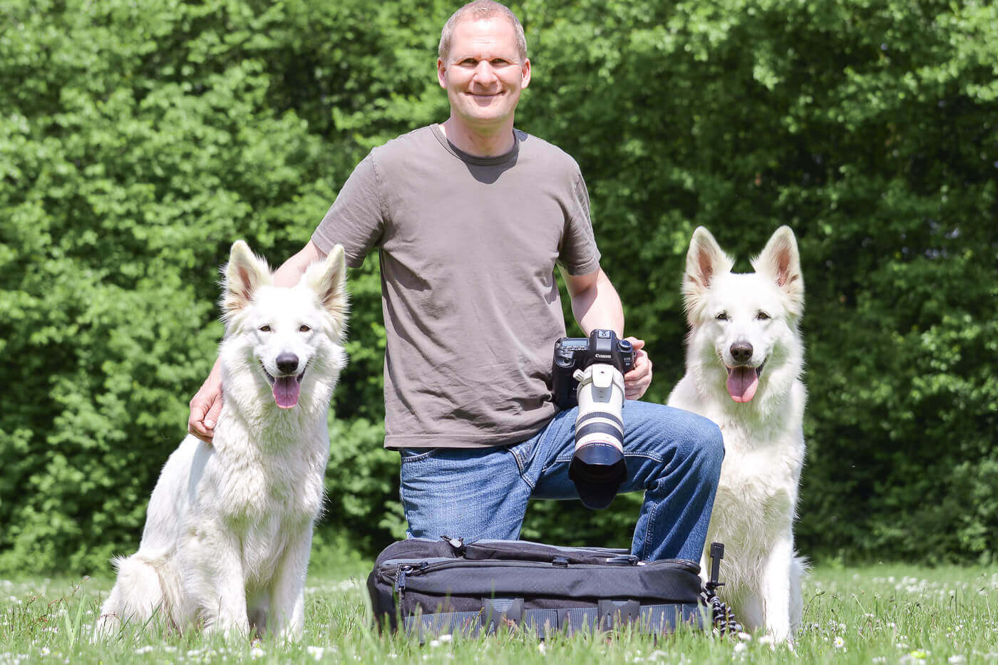 Fotograf Thore Scheu mit Hund auf der Insel Norderney auf einer