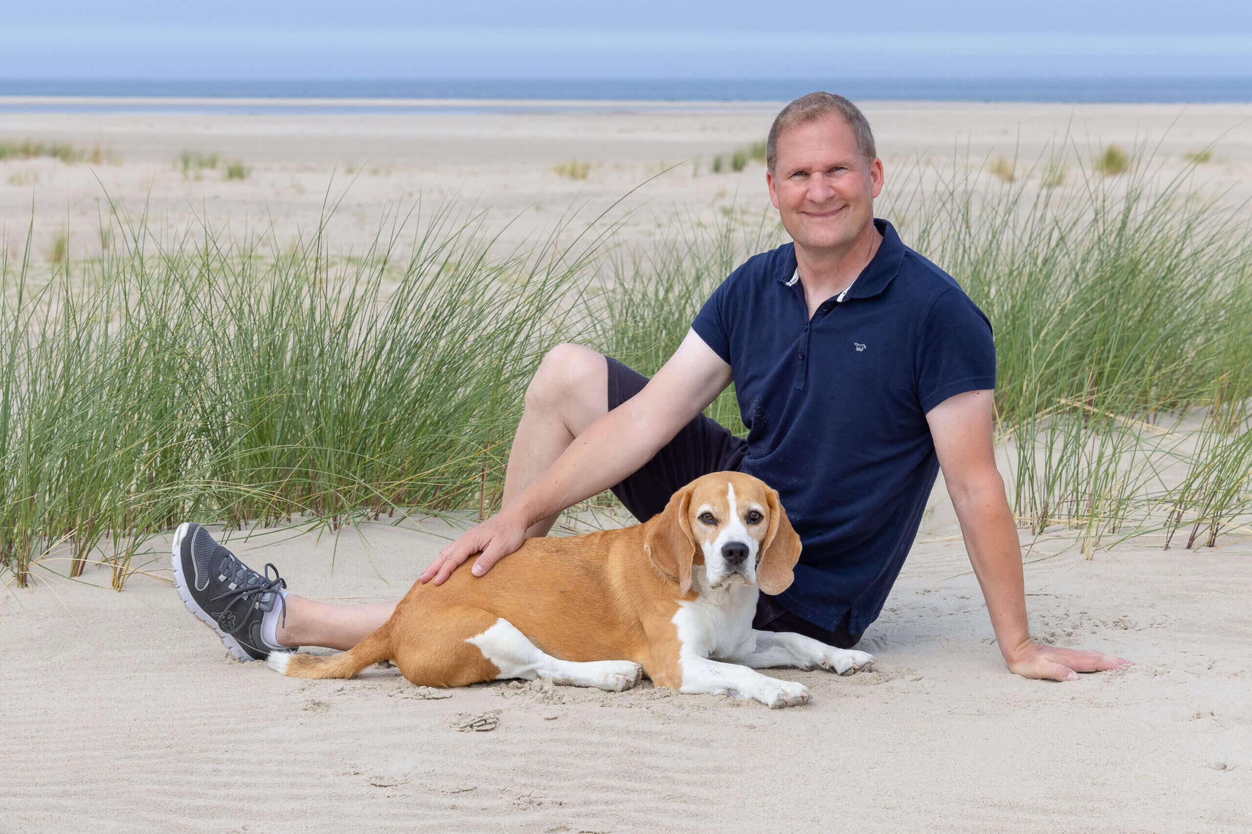 Fotograf Thore Scheu mit Hund auf der Insel Norderney auf einer