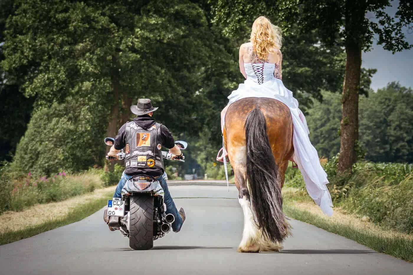 Pferd_Fotoshooting_Braut_Hochzeit_Motorrad